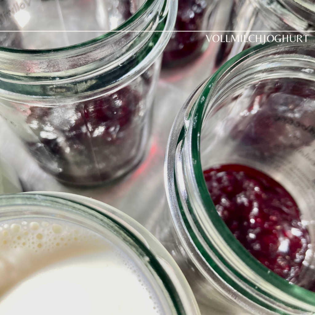 Dies Bild ist in der Produktion des Vollmilchjoghurt aufgenommen. Erst wird die Fruchtzubereitung eingefüllt. Darauf reift die Milch zum stichfesten Joghurt.